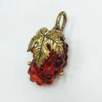 Подвеска каменная, 36х18х14мм, гроздь винограда, янтарь, базовый материал - камень, фурнитура золотистого цвета с чернением, 1 шт.