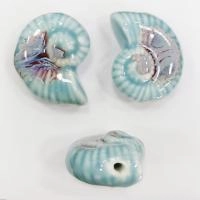 Бусина керамическая, 39х32х18мм, ракушка, светло-голубая с сине-голубым и бордовым, 1 шт.