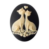 Камея акриловая, 40х30мм, влюбленные кошки, слоновая кость на черном, 1 шт., УЦЕНКА