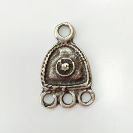 <p>Односторонний компонент для создания украшений - скругленный треугольник с тремя петельками с одной стороны и одной с другой, серия - Историческая коллекция. Качественная фурнитура для бижутерии из сплава ZAMAK (ЦАМ). Покрытие - серебро 999 пробы с чернением, оттенок может отличаться от фотографии. Размер может немного отличаться. Цена за 1 шт.</p><p>ВНИМАНИЕ: в последней поставке на одной из петелек есть выбоинка (см. доп. фото).</p>