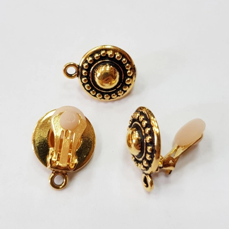 <p>Довольно крупные основы для клипс с декоративной платформой и петелькой. На застежке имеется силиконовая вставка. Оттенок может отличаться от фотографии и в разных поставках. Производство Тьерра Каст. Цена за пару. Артикул производителя: 94-4005-26</p>