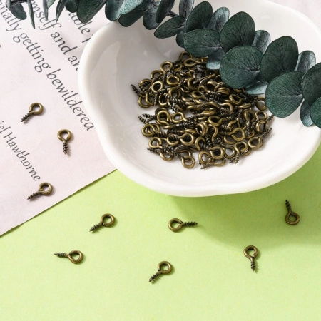 <p>Штифт вкручивающийся,покрытие бронзового цвета. Общая длина 8.5 мм, диаметр петельки 4 мм, внутренний диаметр петельки 2 мм, толщина вкручиваемой части 1 мм. Оттенок может отличаться от фотографии и в разных поставках. Цена за 5 грамм (около 65 штук, фасуются без проверки на дефекты).</p>