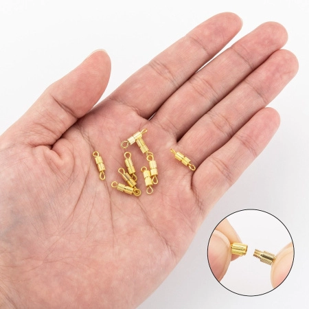 <p>Бюджетная закручивающаяся застежка в форме цилиндра с бороздками. Материал - железо с покрытием золотого цвета. Оттенок может немного отличаться от фотографии и в разных поставках. При желании петельки можно срезать кусачками и использовать застёжку без них, как застежку-концевик. Размер цилиндра без петелек - 7*3мм. Цена за 10 шт.</p>