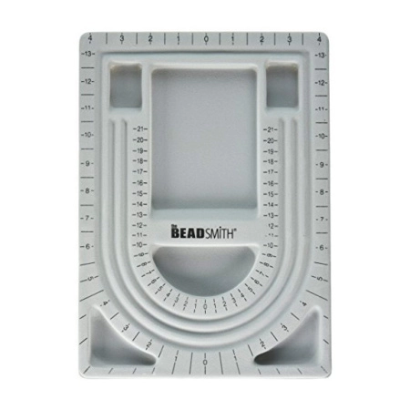 <p>Качественная трехполосная пластиковая доска для сборки бус (планшет для сборки украшений) с флоковым покрытием и крышкой для транспортировки. Разметка в сантиметрах и дюймах. В вес товара включен вес упаковки. Цена за 1 доску.</p>