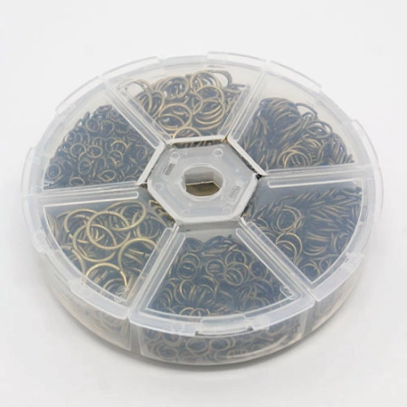 <p>Соединительные колечки бронзового цвета. Оттенок может отличаться от фотографии. Толщина 0.8-1 мм. В наборе 6 видов колечек:
</ul>
<li>4 мм: 450-700 шт.</li>
<li>5 мм: 350-400 шт.</li>
<li>6 мм: 200-280 шт.</li>
<li>7 мм: 170-200 шт.</li>
<li>8 мм: 100-140 шт.</li>
<li />10 мм: 50-70 шт</p>