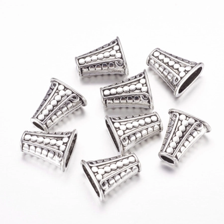 <p>Плоский конус (трапеция) с геометрическим узором, под черненое серебро. Можно использовать как концевик для кисточки, бисерных жгутов или плоского шнура. Размеры отверстий: 13*4.8 мм и 5.3*3.8 мм. Цена за 5 шт.</p>