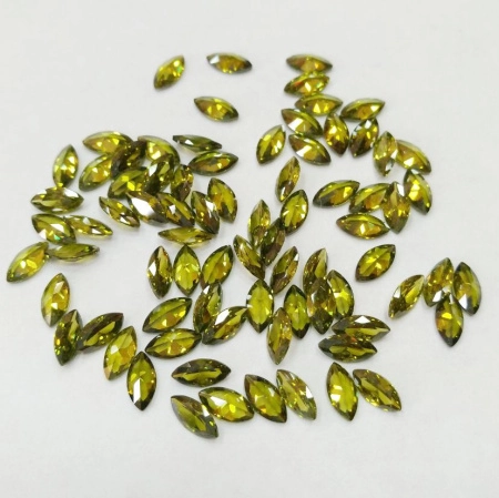 Ювелирный кристалл из фианита, 5х2.5мм, форма челнок, оливково-зеленый, 1 шт.