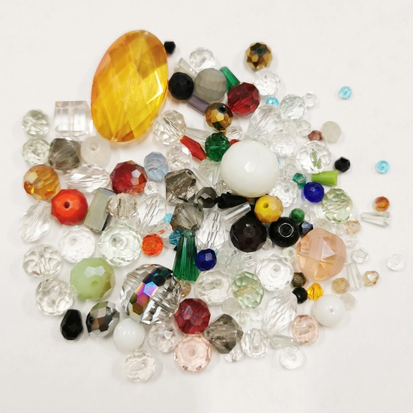 Бусины стеклянные, 2-30мм, граненые, микс форм, размеров и цветов, 70 грамм <p>Бюджетные стеклянные граненые бусины разных форм, цветов и размеров. Бусины могут отличаться от представленных на фотографиях - каждый микс уникален. Цена за упаковку 70 грамм (бусины фасуются на вес без проверки на дефекты).</p>