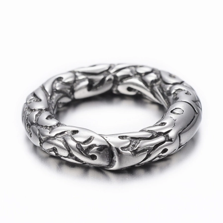 <p>Крупная эффектная застежка-кольцо необычного дизайна - фурнитура класса люкс для бус, колье, брелков. Может стать центральным элементом украшения. Качественный круглый карабин с витым узором (текстурированный). Замочек сделан из нержавеющей стали с чернением (марка 314: хирургическая сталь, используется в пищевой и медицинской промышленности, не окисляется, не темнеет, не облезает, гипоаллергенная). Застежка плавно открывается и закрывается. Оттенок может немного отличаться от представленного на фотографии. Цена за 1 шт.</p>