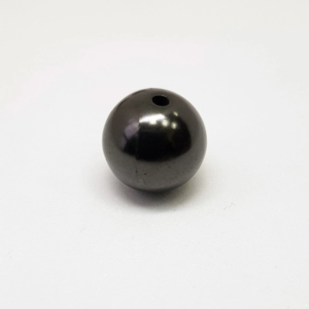 <p>Круглые каменные бусины, натуральный полированный карельский шунгит. Размер бусин - около 10 мм (может отличаться от заявленного на +-1 мм). Бусины изготовлены из высокоуглеродистой породы из Зажогинского месторождения, расположенного на берегу Онежского озера. Шунгит токопроводящий. Производство - Россия. В упаковке 5 бусин. Данный вид шунгита очень мягкий. При трении и намокании верхний слой может стираться.</p>
<p>УЦЕНКА: некоторые бусины имеют неправильную форму, слегка отличаются по размеру, имеют вкрапления прожилок (сульфата железа), трещинки и неровности естественного происхождения.</p>