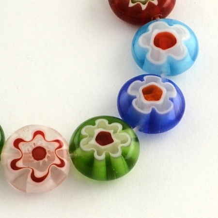 <p>Стеклянные бусины - подушечки ручной работы, выполнены в технике миллефиори. Микс бусин разных цветов. Оттенок может отличаться от фотографии и от партии к партии. Бусины могут немного отличаться по форме и размеру. Цена за низку, в низке около 37 бусин (бусины в низке не проверяются на дефекты).</p>