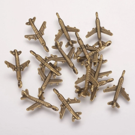 <p>Трехмерная подвеска самолетик. Базовый материал - бижутерный металлический сплав на основе цинка, сверху бронзовое покрытие с чернением. Оттенок может отличаться от фотографии и в разных поставках. Цена за 10 шт.</p>