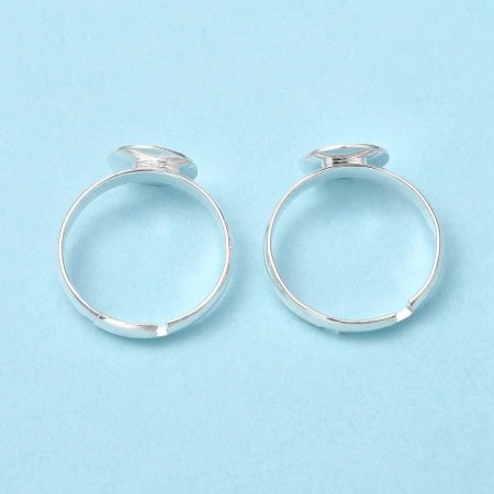 <p>Основа для кольца с платформой 10 мм стального цвета. Размер регулируется. Оттенок может отличаться от фотографии и в разных поставках. Цена за 5 шт.</p><p>ВНИМАНИЕ: платформа может быть немного смещена относительно центра, на покрытии возможны неровности и пятнышки.</p>