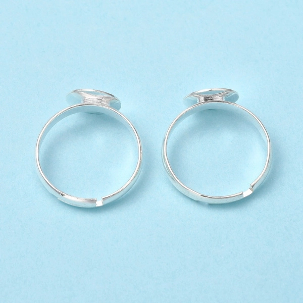 <p>Основа для кольца с платформой 10 мм стального цвета. Размер регулируется. Оттенок может отличаться от фотографии и в разных поставках. Цена за 5 шт.</p><p>ВНИМАНИЕ: платформа может быть немного смещена относительно центра, на покрытии возможны неровности и пятнышки.</p>