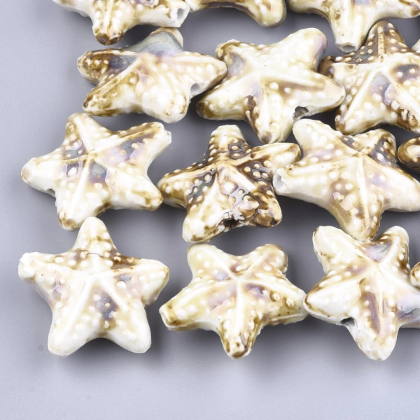 <p>Крупная эффектная керамическая бусина - морская звездочка ручной работы. Бусина покрыта глазурью молочно-белого цвета с бежевыми и сиренево-голубыми узорами. Цвет может отличаться от фотографии. Бусины могут отличаться по форме и размеру, рисунок на каждой бусине уникален. Диаметр отверстия - около 2.5 мм. Цена за 1 бусину.</p>
<p>УЦЕНКА: сколы и трещинки у отверстий, неровности на поверхности бусины, местами глазурь может быть смазана </p>