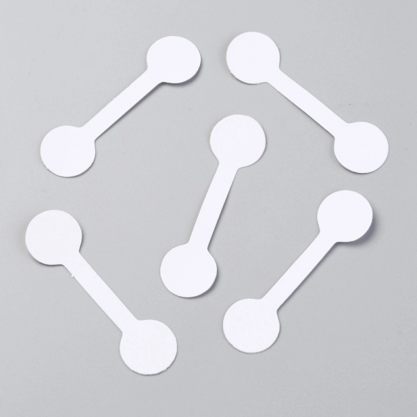 <p>Белые ценники из бумаги. Ценники сделаны в виде двух кругов, соединенных между собой перемычкой. На один из кругов нанесён клеевой слой. Наденьте изделие на ценник, сложите ценник пополам, снимите защитную плёнку с клеевой части и склейте ценник. Удобно использовать для колец, браслетов, цепочек, колье. Диаметр кругов около 1.4 см, длина перемычки около 2.3 см, ширина перемычки около 5 мм. Оттенок может отличаться от фотографии и в разных поставках. Цена за упаковку, около 100 шт (упаковки формируются производителем на вес, без пересчёта и проверки на дефекты).</p>