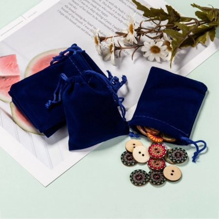 <p>Подарочный мешочек из синего бархата (велюра), оттенок может отличаться от фотографии. Мешочки могут немного отличаться по форме и размеру, быть слегка помятыми. Цена за 10 шт.</p>