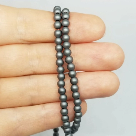 <p>Низка бусин из гематита. Гематит создан искусственно, по составу аналогичен натуральному (разновидность - гематин). Бусины могут немного отличаться по форме и размеру (не совсем круглые). Оттенок может отличаться от фотографии. На бусинах возможна пыль от сверления (красноватые и темные полоски), рекомендуем промыть перед использованием. В низке около 95 бусин, низки формируются без проверки каждой бусины на дефекты. Цена за низку.</p>
