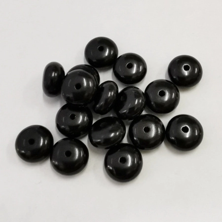 <p>Каменные бусины в форме шайбы (рондели), диаметр примерно 9-10мм, толщина 5-7 мм. Натуральный грузинский гагат (гишер). Гелатско-Ткибульское месторождение (Кутаиси). Бусины немного отличаются по форме и размеру, отверстие около 1 мм. На поверхности могут встречаться небольшие щербинки естественного происхождения, обусловленные натуральным происхождением камня. Цена за упаковку 10 штук.</p>
<p>Этот гагат добывается и обрабатывается на небольшом семейном предприятии, по старинным технологиям, бережно сохраненным до наших дней.</p>