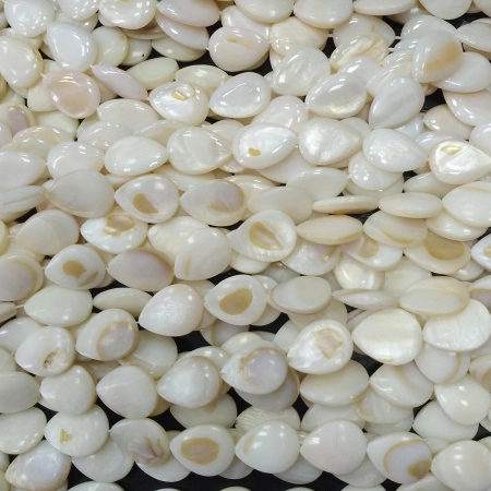 Бусина перламутр, 18х13х5мм, плоская капля, белая, 21 шт., низка