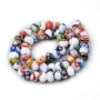 <p>Низка стеклянных бусин ручной работы, выполненных в технике миллефиори. Микс бусин разных цветов. Бусины немного отличаются по форме и размеру. Оттенок может отличаться от фотографии и в разных поставках. Цена за низку (26 бусин), низки формируются без проверки каждой бусины на дефекты.</p>