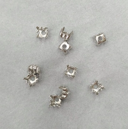 Оправа с цапами, 5х5мм, пришивная, форма фигурный квадрат, базовый материал - латунь, стального цвета, 10 шт. Оправа с цапами, 5х5мм, пришивная, форма фигурный квадрат, базовый материал - латунь, стального цвета, 10 шт.