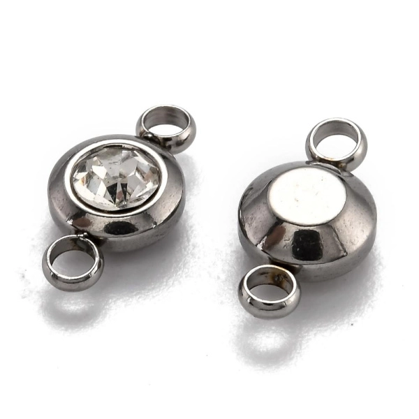 <p>Соединительный элемент - круг из нержавеющей стали марки 304 (используется в пищевой промышленности, не окисляется, не темнеет, не облезает). Коннектор декорирован кристально-прозрачным фианитом (Cubic Zirconia– кубик циркония, CZ). Отлично подойдет для создания нежных, изящных браслетов, серег, колье. Коннекторы в разных поставках могут немного отличаться по форме. Оттенок может отличаться от фотографии и в разных поставках. Цена за 2 шт.</p>