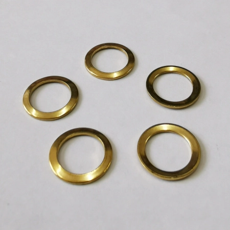 Коннектор, 15х1.2мм, кольцо гладкое, базовый материал - нержавеющая сталь, под золото, 5 шт. <p>Соединительный элемент - лаконичное кольцо из нержавеющей стали с золотистым покрытием. Также можно использовать как декоративный элемент при работе с сутажем. Края не очень гладкие, отверстие может быть сделано не четко по центру, а с небольшим смещением. На поверхности возможны царапинки, щербинки. Оттенок может отличаться от фотографии. Обратите внимание на фотографию - кольца слегка вогнутые. Цена за 5 шт.</p>