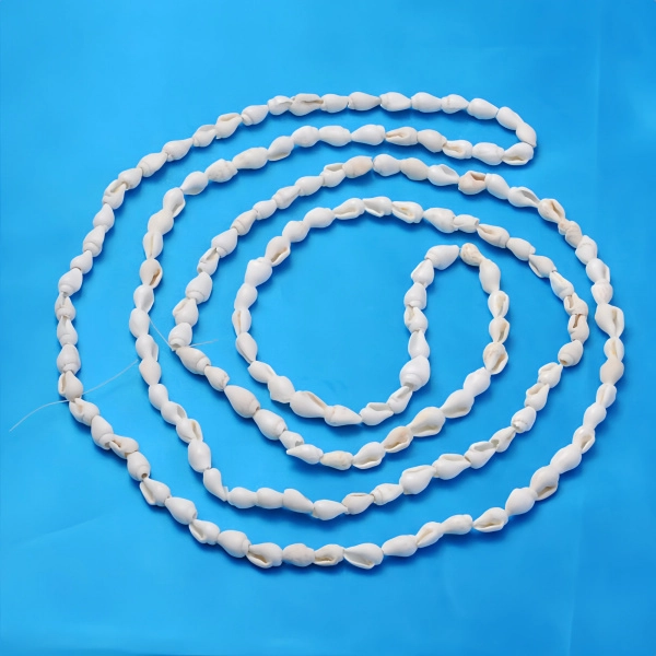 <p>
Натуральные бусины из ракушек. Могут существенно отличаться по форме и размеру. Некоторые ракушки белые, на некоторых есть узор из коричневых точек. Оттенок может отличаться от фотографии и в разных поставках (могут попадаться полностью белые или полностью пятнистые низки). Цена за одинарную низку 145 см (около 110-170 бусин в зависимости от размера).
</p>