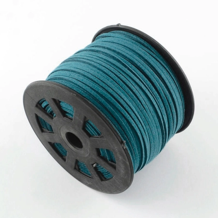 <p>Плоский замшевый шнур, окрашенный в зеленоватый сине-голубой цвет. Оттенок может немного отличаться от представленного на фотографии. Размер шнура может немного отличаться от заявленного. По возможности, продается цельным куском, однако, может поставляться несколькими отрезами. Цена за 5 метров.  </p>