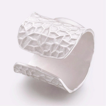 <p>Крупная, широкая, очень эффектная основа для кольца - каффа с платформой-чашей размером примерно 16*15 мм. Ширина кольца около 20 мм. Кольцо имеет текстуру, напоминающую окрас жирафа. Кольцо хорошо подойдёт под заливку эпоксидной смолой, краской, декорирования полимерной глиной и т.д. Не подходит для вклеивания кабошонов, т.к. платформа изогнута. Размер кольца можно отрегулировать (примерно от 16-го до 20-го). Оттенок может отличаться от фотографии и в разных поставках. Цена за 1 шт.</p>