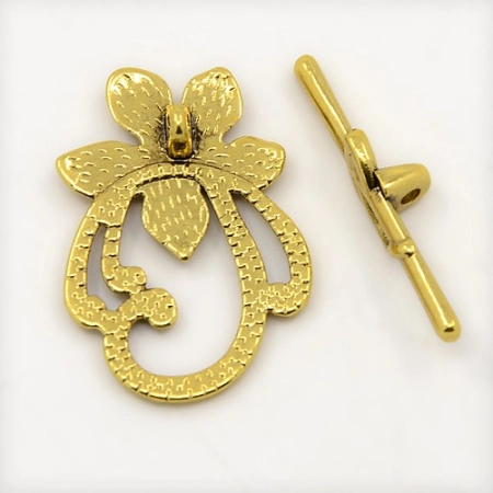 <p>Замочек-тогл со скрытыми петельками. Тогл в форме цветка, напоминающего эдельвейс. Под золото с чернением, оттенок может отличаться от фото. Размер тоггла 29*20 мм, палочки - 29*5 мм. Цена за 5 шт.</p><p>ВНИМАНИЕ: на покрытии возможны небольшие неровности и пятнышки.</p>