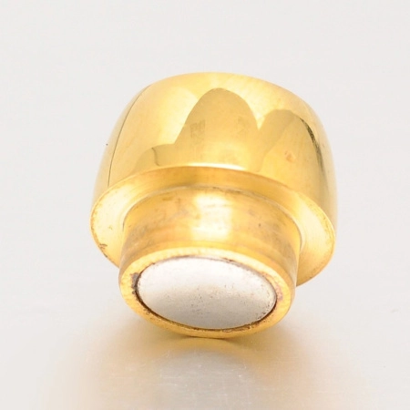 <p>Эффектная качественная скругленная застежка - трубочка. Базовый материал - нержавеющая сталь марки 316 (используется в пищевой и медицинской промышленности), сверху покрытие золотистого цвета. Магниты сильные, для большей надежности одна часть замочка на 3мм входит в другую. Подходит для шнуров, бижутерной сетки и бисерных жгутов: просто вклейте основу в застежку супер-клеем и украшение готово! Диаметр отверстия - около 10 мм. Будет хорошо смотреться на браслетах и колье, в том числе как центральный элемент. Оттенок может отличаться от фотографии и в разных поставках. Цена за 1 шт.</p>