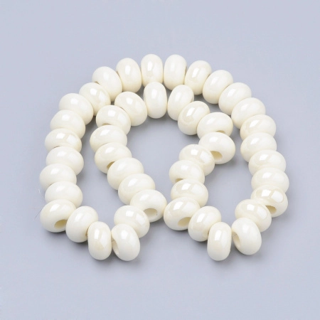 <p>Эффектная бусина из фарфора (porcelain) в форме рондели с крупным отверстием, покрытая глазурью. Бусина сделана вручную. Цвет белый с жемчужным отливом. Оттенок может отличаться от фотографии и в разных поставках (варьируется от белоснежного до айвори). Бусины могут немного отличаться по форме и размеру. Вокруг отверстия могут быть неровности и небольшие сколы. Размер отверстия примерно 5 мм. Цена за 5 бусин.</p>