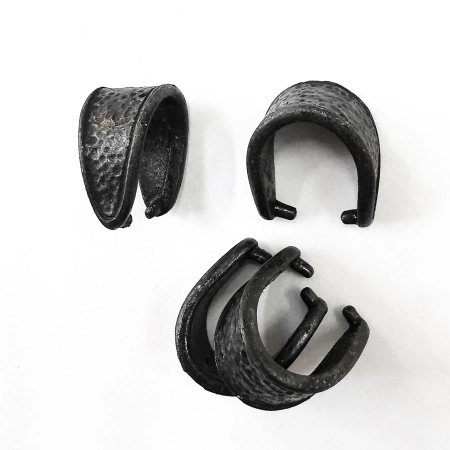 <p>Зажимной бейл (держатель для кулона или подвески) с узором Hammertone. Подходит для бусин-бриолеток и других бусин с поперечным отверстием сверху. Диаметр штырьков - 1.5 мм. Фурнитура из оловянного сплава не предназначена для сильного сгибания/разгибания, может потрескаться или поломаться при механическом воздействии. Производство Тьерра Каст. Артикул производителя: 94-5857-13. Обновлённый тип покрытия у TierraCast: покрытие тёмно-серого цвета, матовое, более стойкое, чем раньше. Оттенок может отличаться от фотографии и в разных поставках. Цена за 1 шт.</p>