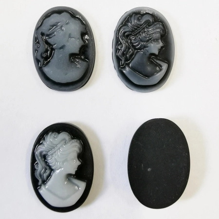 <p>Бюджетная акриловая камея с изображением девушки. Оттенок может немного отличаться от фотографии. Камеи могут немного отличаться по цвету и рисунку. В один заказ мы стараемся класть одинаковые камеи. Производство - Китай. Цена за 10 шт.</p>