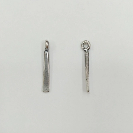 Подвеска, 18х3.5х2.5мм, узкий треугольник, базовый материал - латунь, посеребренный с чернением, 1 шт. Подвеска, 18х3.5х2.5мм, узкий треугольник, базовый материал - латунь, посеребренный с чернением, 1 шт.