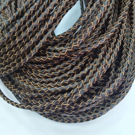 Шнур кожаный, около 2.7-3.2мм, плетеный, двухцветный, темно-коричневый с бежевым, 1 метр <p>Плетеный кожаный шнур, двуцветный. Цвет: темно-коричневый с бежевым. Оттенок может немного отличаться от фото: иногда шнур менее контрастный. Шнур очень аккуратный. Отлично подойдет для создания браслетов и украшений на шею. Выполнен из натуральной восстановленной кожи. Толщина может немного отличаться от заявленной (2.7-3.2мм). Цена за 1 метр. При покупке нескольких единиц отрезается цельным куском.</p>