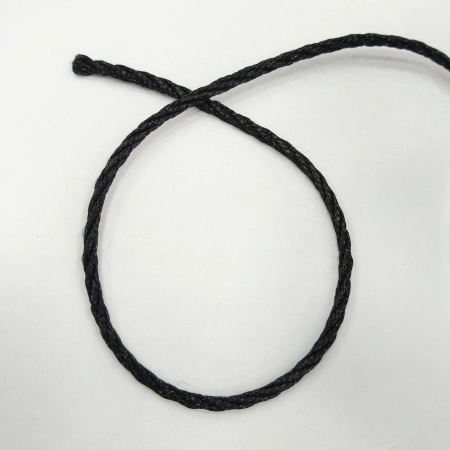 <p>Качественный крученый синтетический шнур-змейка из нейлона. Очень прочный, при этом довольно гибкий и мягкий. Толщина около 1.8-2.2 мм. Подходит для изготовления гайтана. Оттенок может немного отличаться от фотографии. По возможности, продается цельным куском, однако, может поставляться несколькими отрезами. Цена за 10 метров.</p>