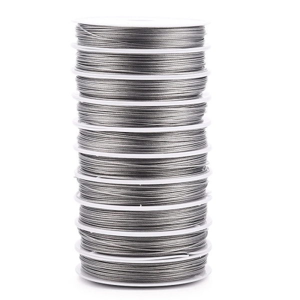 <p>Довольно качественный, очень толстый ювелирный тросик. Толщина около 0.8мм, может немного отличаться от заявленной. Цвет тёмно-серебристый (стальной). Оттенок может отличаться от фотографии и в разных поставках. Цена за катушку около 14 метров. Тросик в намотке может состоять из нескольких кусков.</p>