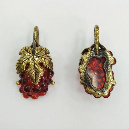 <p>Подвеска - виноградная гроздь. Металлическая часть сделана из бижутерного сплава с покрытием золотистого цвета с чернением. Вставка (виноград) выполнена из прессованного янтаря. Листик может располагаться как по центру грозди, так и со смещением. Оттенок может отличаться от фотографии. По краю возможны небольшие сколы. Цена за 1 шт.</p>