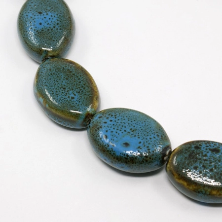 Бусина керамическая, 33х24х12мм, плоский овал, сине-зеленый с коричневыми крапинками, 2 шт. <p>
Крупная овальная керамическая бусина ручной работы. Бусина покрыта глазурью сине-зелено-коричневого цвета. Бусины могут немного отличаться по форме и размеру, рисунок на каждой бусине уникален. Диаметр отверстия - около 1.8 мм. Цена за 2 бусины.
</p>