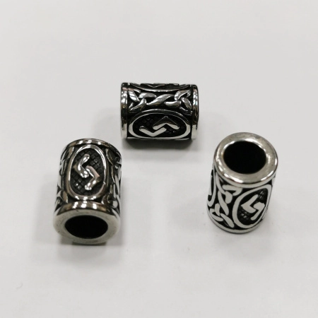 <p>Массивная металлическая бусина - трубочка с изображением скандинавской руны из старшего футарка. Руна ᛃ (Йера), символизирует урожай, прибыль от проделанной работы. Нержавеющая гипоаллергенная сталь (марка 304: используется в пищевой промышленности, не окисляется, не темнеет, не облезает). Отверстие около 6 мм. На бусинах возможны небольшие щербинки, рисунок может быть не очень чёткий. Оттенок может отличаться от фотографии и в разных поставках. Цена за 1 шт.</p>