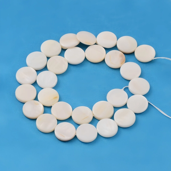 <p>
Круглые бусины-пластинки из натурального перламутра белого цвета. На бусинах есть темные пятна, возможны щербинки естественного происхождения, отверстия могут быть сделаны не очень аккуратно. Часть бусин может иметь кремовый отлив. Бусины могут немного отличаться по форме и размеру. Оттенок может отличаться от фотографии и в разных поставках. Цена за 1 низку (примерно 25 бусин, низки формируются без проверки каждой бусины на дефекты).
</p>