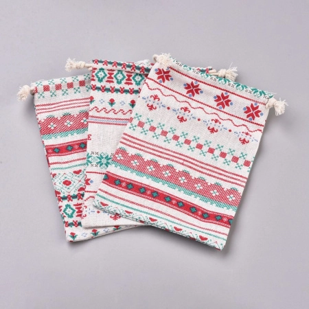 <p>Текстильный подарочный мешочек в эко-стиле, натурального цвета с орнаментом в славянском стиле. На некоторых мешочках есть надпись Handmade (переводится как ручная работа). Отлично подойдет для упаковки украшений в экостиле. В мешочек вставлена веревочка льняного цвета для завязывания. Мешочки могут быть немного мятыми и слегка отличаться по форме и размеру. Принт на мешочках может отличаться от представленного на фотографии. Цена за 2 шт.</p>