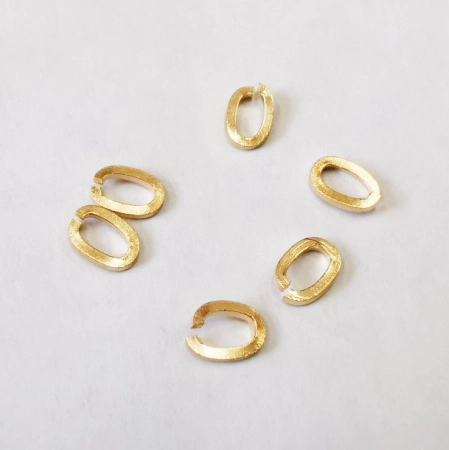 <p>Качественная корейская фурнитура класса люкс. Разъемное соединительное колечко из латуни с матовой позолотой 16 карат. Колечко овальное, плоское. Производство Южная Корея. Цена за 5 штук.</p>