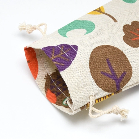 <p>Текстильный подарочный мешочек в эко-стиле, натурального цвета с разноцветным принтом с совами, листьями, деревьями, облаками, луной. В мешочек вставлена веревочка льняного цвета для завязывания. Мешочки могут быть немного мятыми и слегка отличаться по форме и размеру. Принт довольно крупный, разнонаправленный (часть элементов может быть не целиком, боком, вверх ногами). Цена за 5 шт.</p>