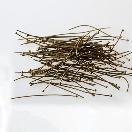 <p>Бюджетные пины с шариком бронзового цвета. Длина 4.2 см, диаметр пина 0,644 мм, диаметр шарика около 1,5-2 мм (может отличаться в разных поставках). Головка на пине может быть расположена не точно по центру, пины могут быть погнуты. Цена за 10 грамм (около 90 шт.)</p>