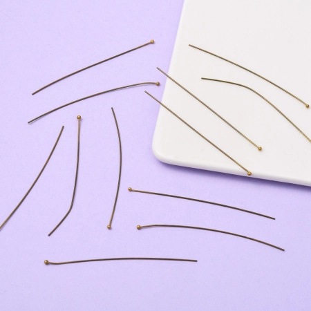 <p>Бюджетные длинные пины с шариком бронзового цвета. Длина около 7 см, диаметр пина около 0,7 мм, диаметр шарика около 1,5-2,5 мм. Головка на пине может быть расположена не точно по центру, пины могут быть погнуты. Оттенок может отличаться от фотографии и в разных поставках. Цена за 10 грамм (около 43 штук, фасуются без проверки на дефекты).</p>