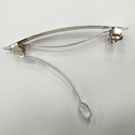 <p>Основа для декорирования, заколка-автомат. Имеется два режима использования (для обычных и густых волос). Цвет тёмно-серебристый. Оттенок может отличаться от фотографии и в разных поставках. Длина платформы примерно 98-100 мм, ширина около 10-11 мм. По краям платформы имеется 2 отверстия. Декор можно приклеить или пришить. Цена за 2 шт.</p><p>ВНИМАНИЕ: по краям возможны неровности, на заколках возможны царапинки и пятнышки.</p>